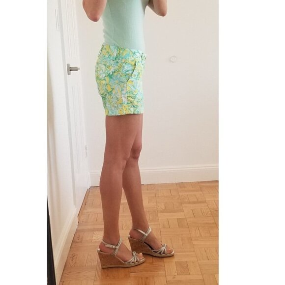Lilly Pulitzer Callahan shorts in green blue yellow pattern, sz 2 - Picture 2 of 8
